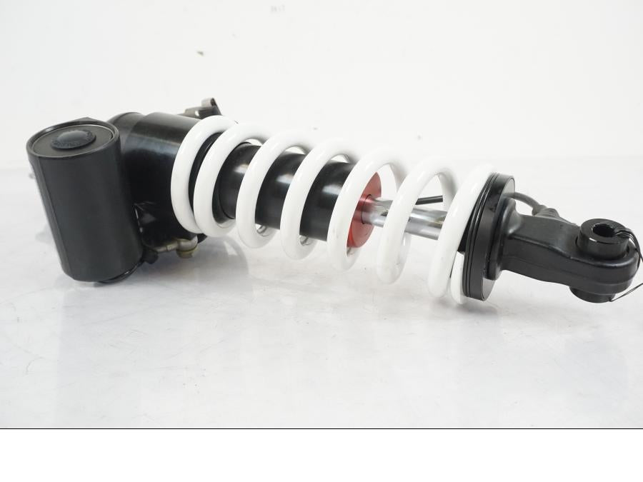 Baksidan på Stötdämpare från en KTM 1290 Super Duke R EVO -2023 motorcykel.