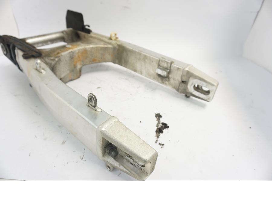 Höger sida på Sving från en Suzuki DL 1000 -2003 motorcykel.