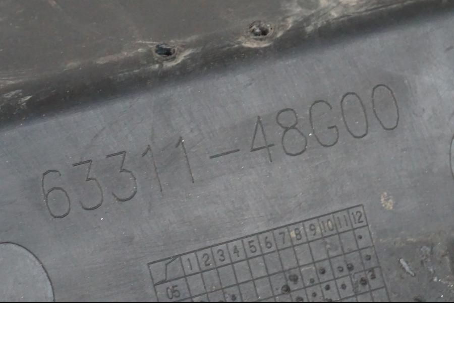 Snett nerifrån på Skylthållare från en Suzuki VZR 1800 -2009 motorcykel.