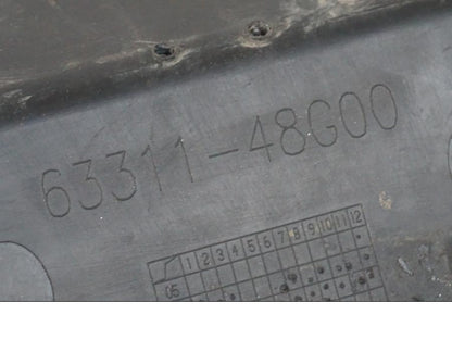 Snett nerifrån på Skylthållare från en Suzuki VZR 1800 -2009 motorcykel.