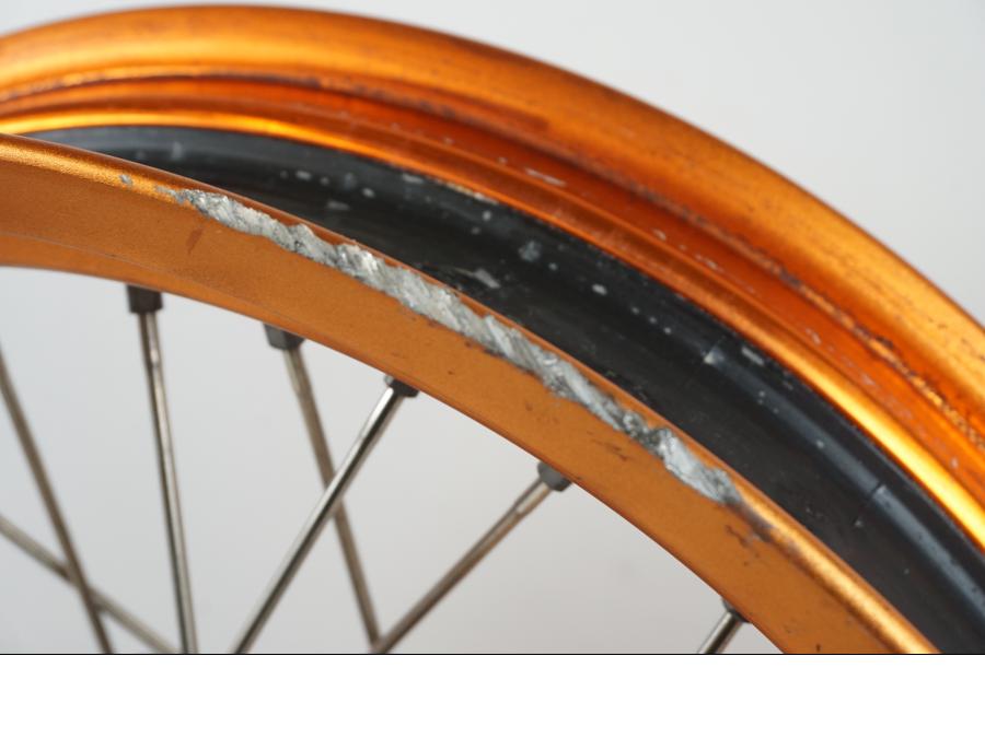 Vänster sida på Fälg från en KTM 690 SMCR -2015 motorcykel.