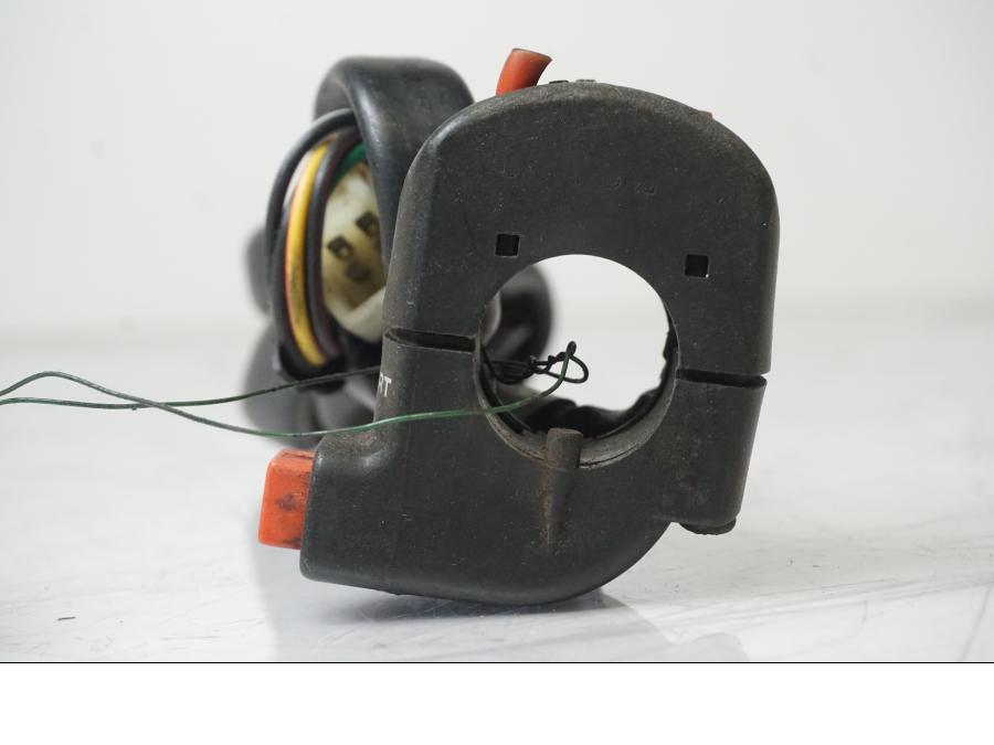 Snett nerifrån på Styrelreglage från en Honda XL 600 V -1987 motorcykel.