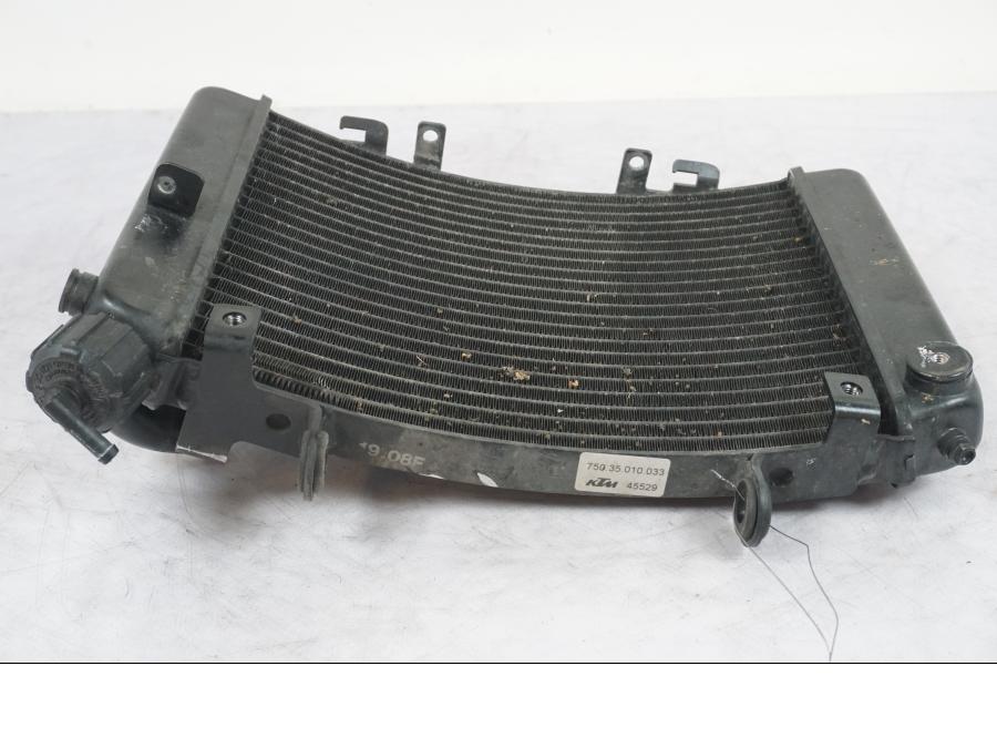 Baksidan på Vattenkyl från en KTM 690 SM R -2009 motorcykel.