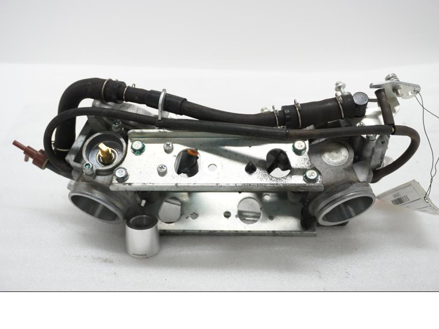 Baksidan på Spjällhus från en Honda XL 1000 V -2008 motorcykel.