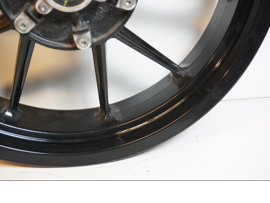 Vänster sida på Fälg från en KTM 125 Duke -2017 motorcykel.