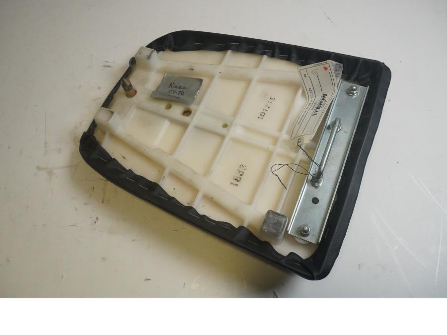 Höger sida på Sadel från en Kawasaki ZX-7R -1998 motorcykel.