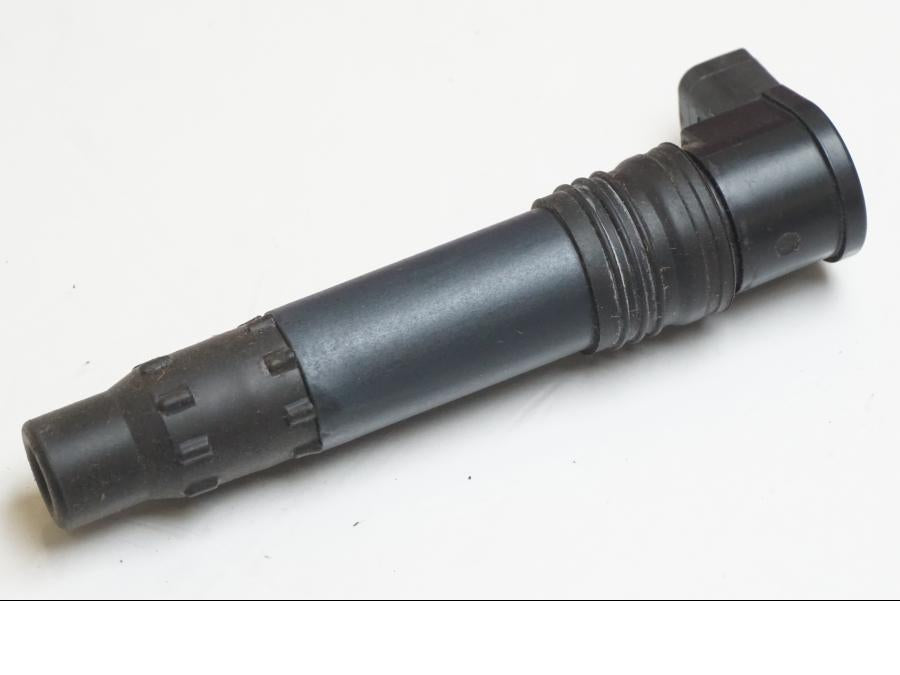 Vänster sida på Tändspole från en KTM 1190 Adventure -2015 motorcykel.