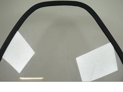 Baksidan på <p>Vindruta från Suzuki VZ 800 2000.</p>

<p>Fästen finns ej, skrapmärke på kromdetalj se bilder, rutfästena är original men vindrutan är hemmagjord. Ytliga repor finns på rutan se bilder.</p> motorcykel.