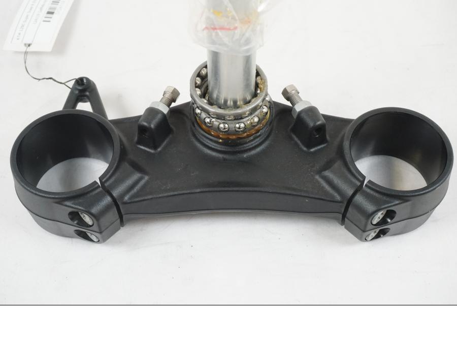 Baksidan på Gaffelkrona från en KTM 1290 Super Duke R EVO -2023 motorcykel.