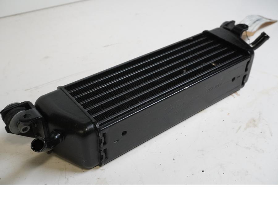 Vänster sida på Oljekyl från en BMW R 1150 RT -2003 motorcykel.