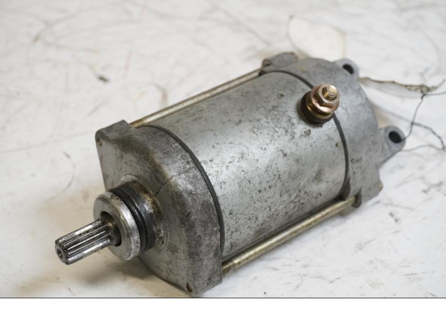 Framsidan på Startmotor från en Honda CBR 900 RR -1995 motorcykel.