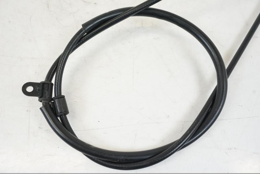 Snett uppifrån på Kopplingsvajer från en Triumph Speed Triple -2021 motorcykel.