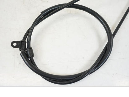 Snett uppifrån på Kopplingsvajer från en Triumph Speed Triple -2021 motorcykel.