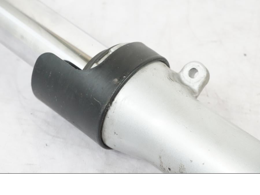 Vänster sida på Gaffelben från en Honda NT 650 V -2002 motorcykel.