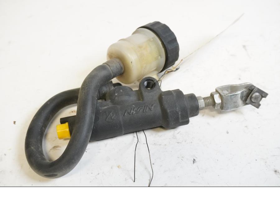 Framsidan på Bromshuvudcylinder från en Triumph Tiger 800 -2011 motorcykel.