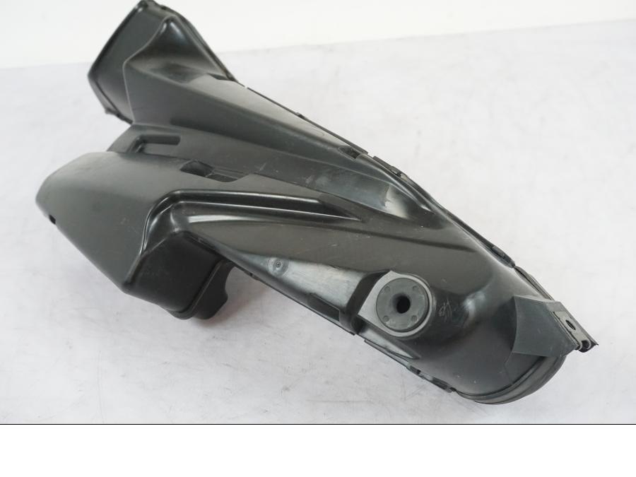 Snett uppifrån på Luftrör från en Suzuki GSX-R 750 -2006 motorcykel.