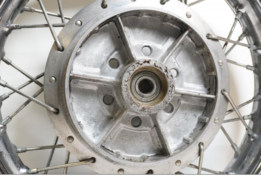 Baksidan på Fälg från en Suzuki LS 650 -1998 motorcykel.