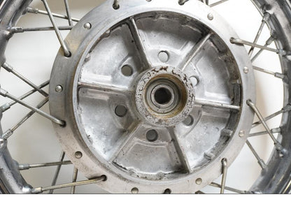 Baksidan på Fälg från en Suzuki LS 650 -1998 motorcykel.