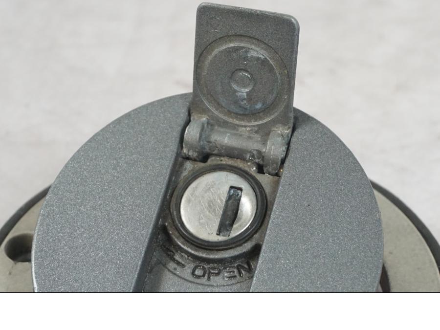 Vänster sida på Tanklock från en Triumph Tiger Explorer -2013 motorcykel.