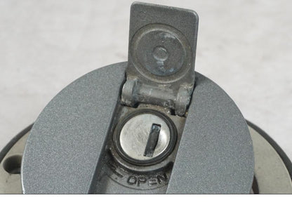 Vänster sida på Tanklock från en Triumph Tiger Explorer -2013 motorcykel.