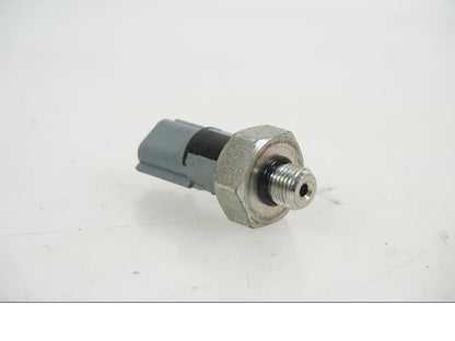 Baksidan på Oljetryckgivare från en KTM 1290 Super Duke R -2021 motorcykel.