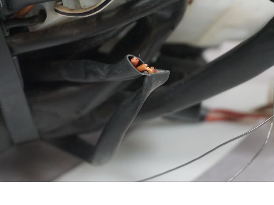 Snett uppifrån på Kabelstam från en KTM 690 SM R -2009 motorcykel.