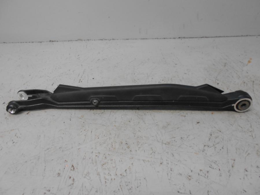 Baksidan på Parallellstag från en BMW R 1200 GSA -2018 motorcykel.