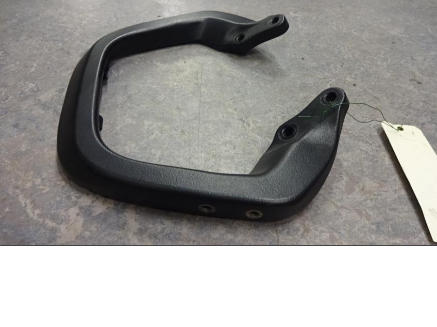 Snett nerifrån på Passagerarhandtag från en Triumph Sprint ST -2007 motorcykel.