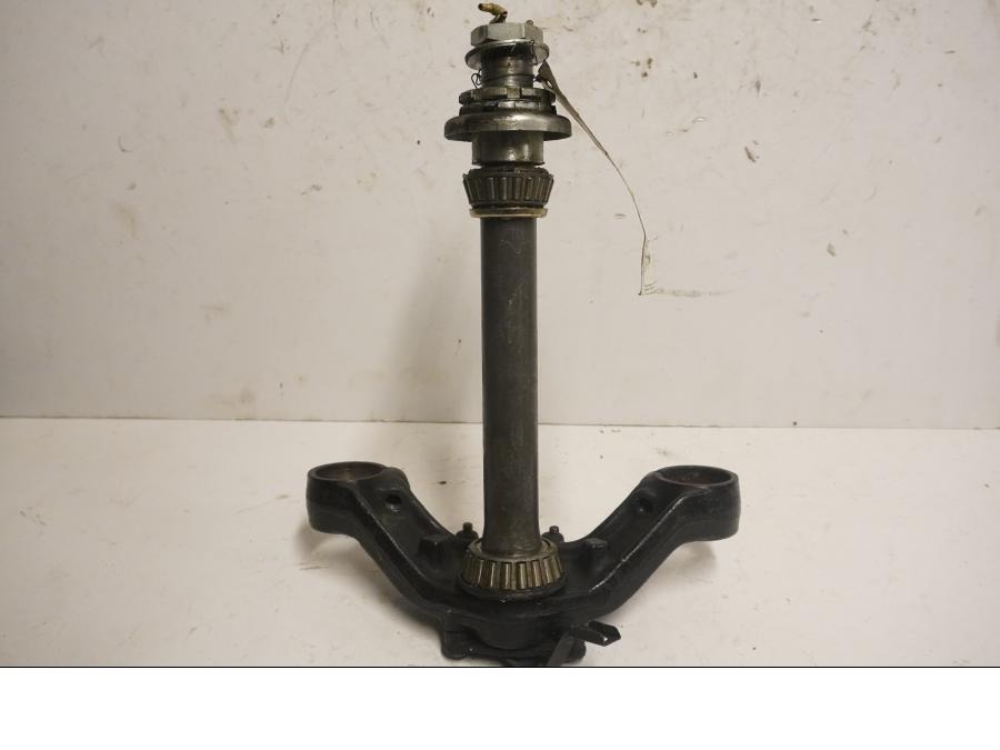 Framsidan på Gaffelkrona från en Honda VF 750 S -1982 motorcykel.