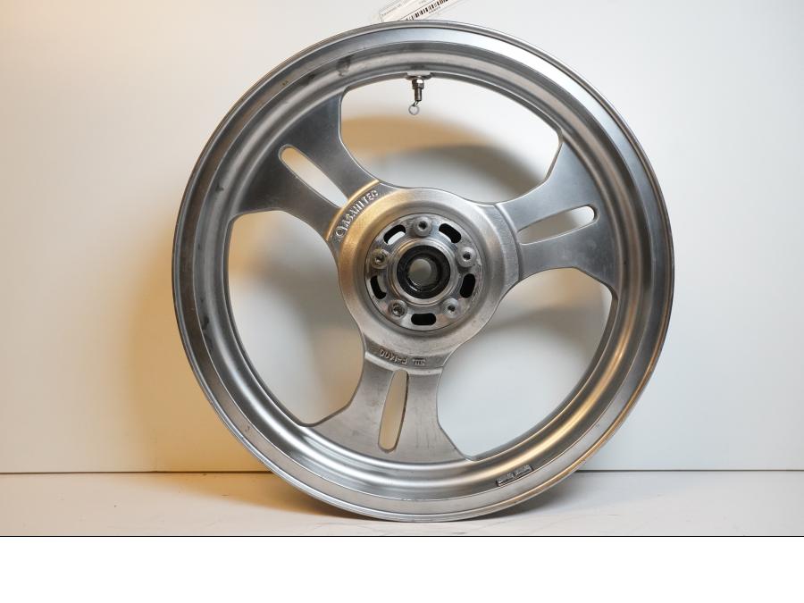 Framsidan på Fälg från en Kawasaki VN 1600 Mean Streak -2004 motorcykel.