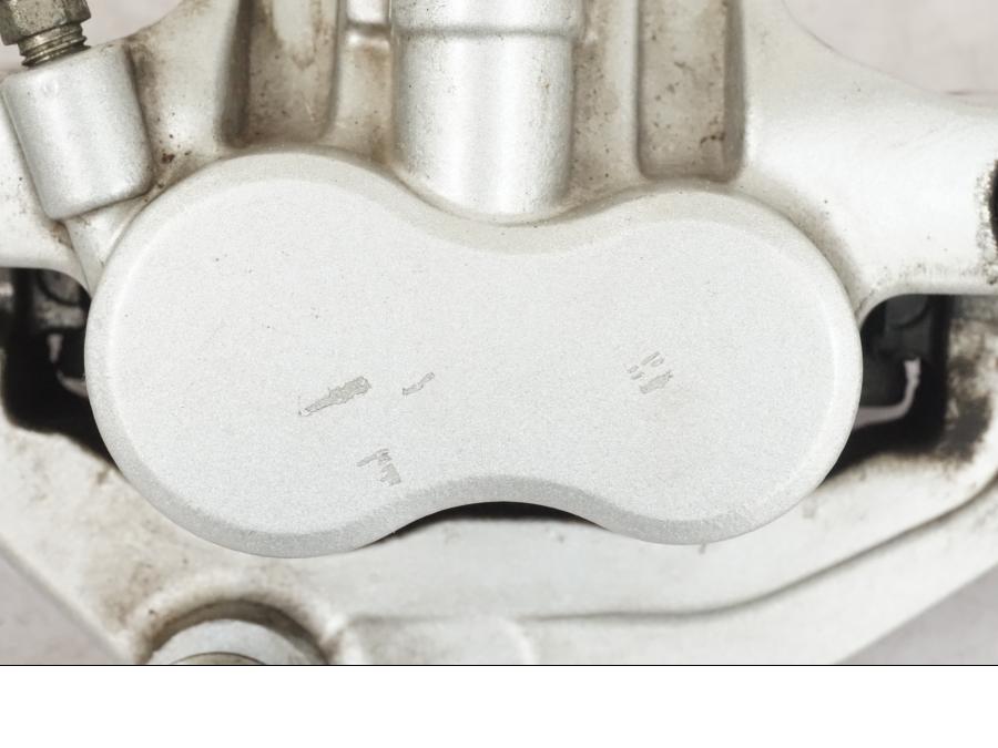 Baksidan på Bromsok från en Yamaha XVS 1100 -2000 motorcykel.