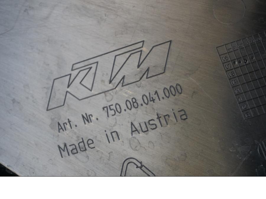 Snett uppifrån på Sidopanel från en KTM 690 SM R -2009 motorcykel.