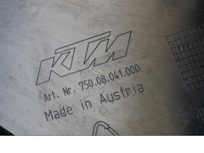 Snett uppifrån på Sidopanel från en KTM 690 SM R -2009 motorcykel.