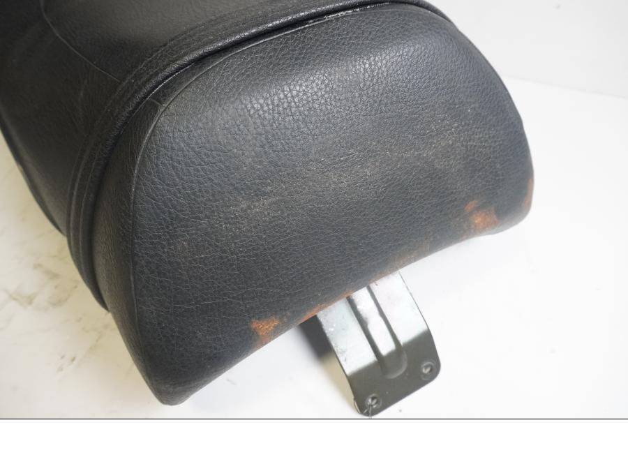 Baksidan på Sadel från en Suzuki VL 1500 -1998 motorcykel.