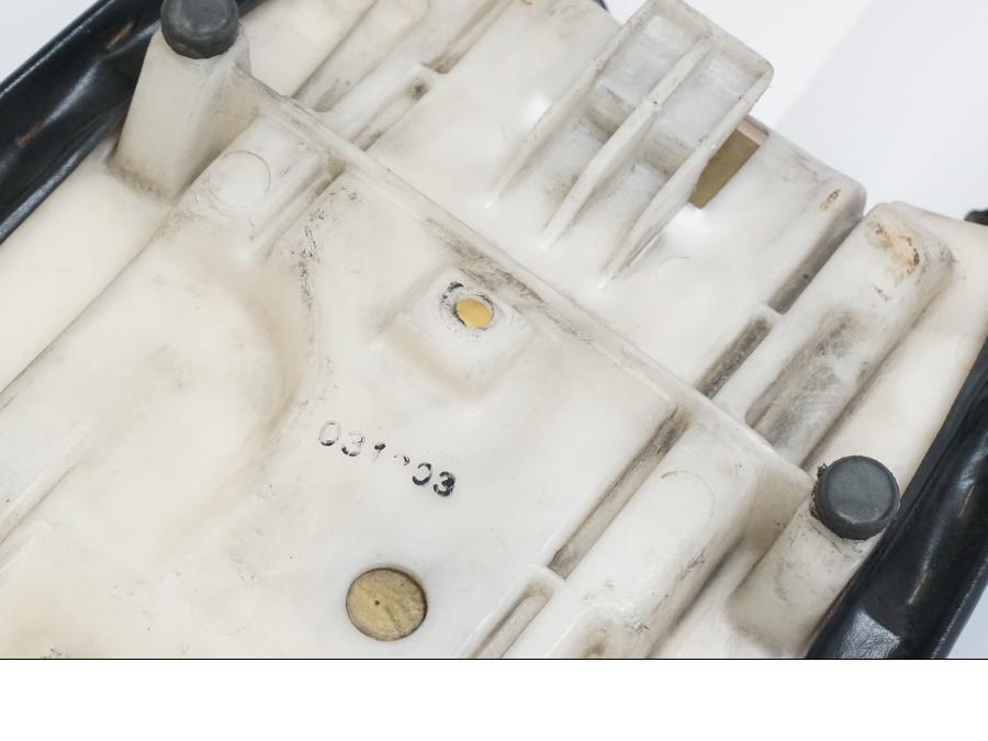 Snett nerifrån på Sadel från en Kawasaki ZZR 1100 -1992 motorcykel.