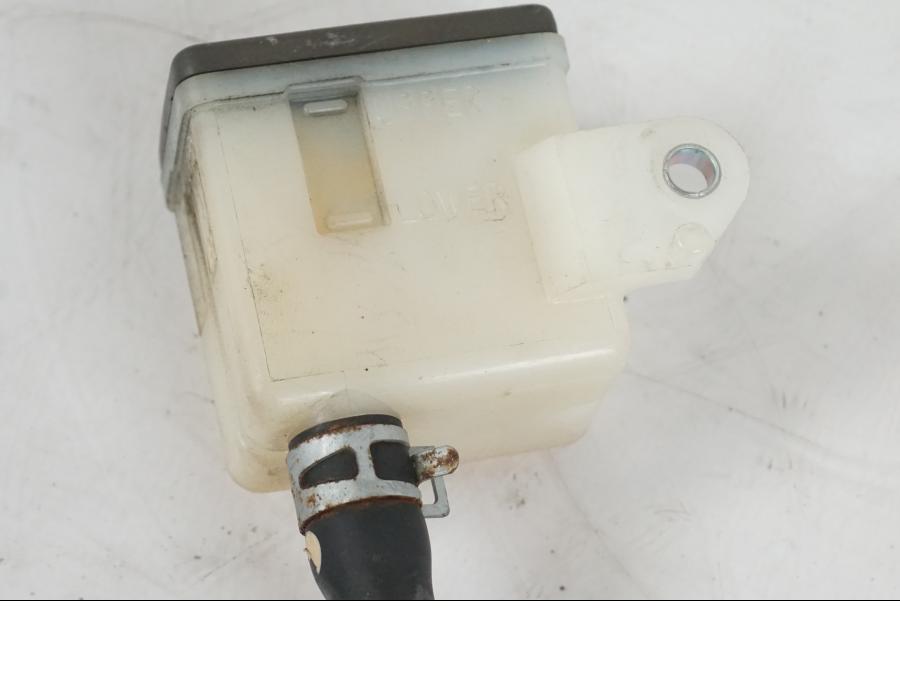 Baksidan på Bromsvätskebehållare från en Suzuki VZR 1800 -2009 motorcykel.