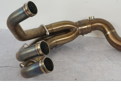 Snett uppifrån på Grenrör från en Yamaha MT-09 SP -2018 motorcykel.