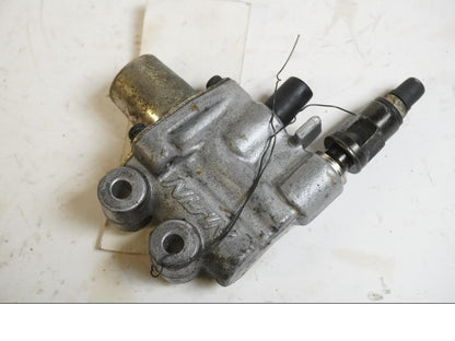 Framsidan på Bromsfördelare från en Honda VFR 800 -2000 motorcykel.