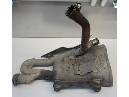 Höger sida på Mellanburk från en Suzuki SFV 650 A Gladius -2012 motorcykel.