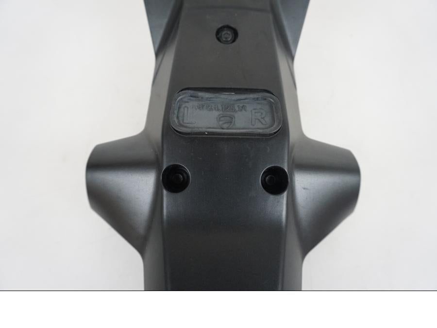 Höger sida på Skylthållare från en Ducati Monster -2017 motorcykel.