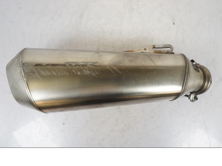 Baksidan på Ljuddämpare från en KTM 1290 Super Duke R -2021 motorcykel.