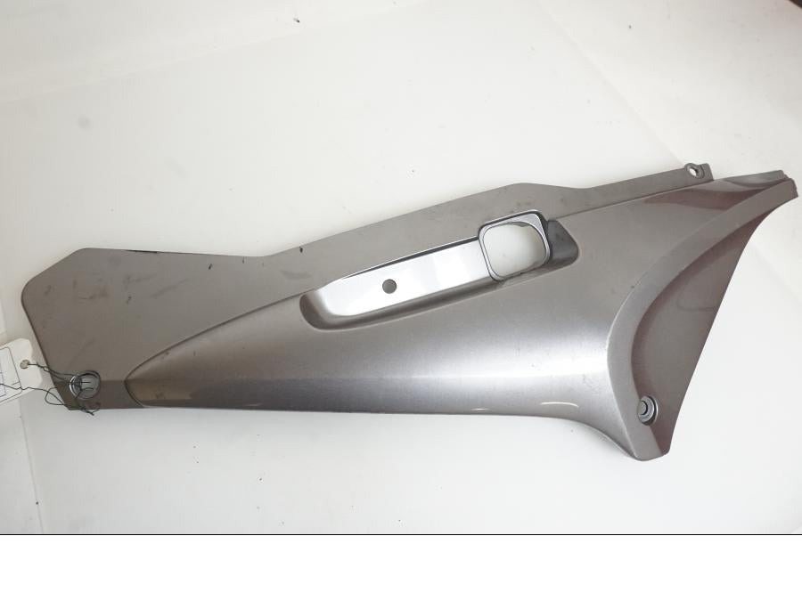 Framsidan på Sidopanel från en Honda ST 1300 -2002 motorcykel.