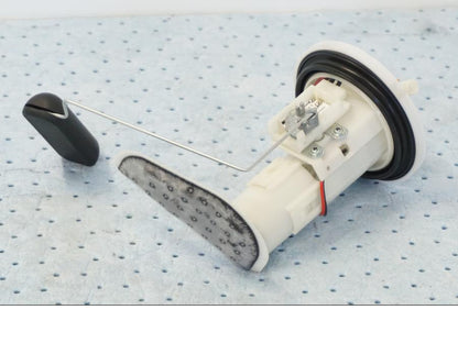 Vänster sida på Bensinpump insprut från en Honda SH 300 A -2011 scooter.