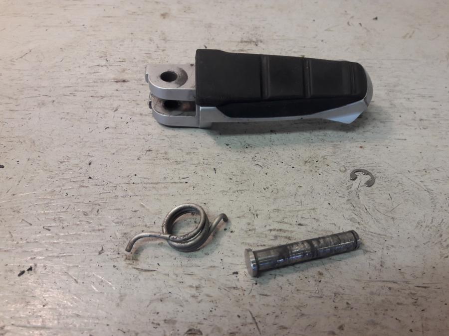 Framsidan på Fotpinne från en BMW R 1150 R -2004 motorcykel.