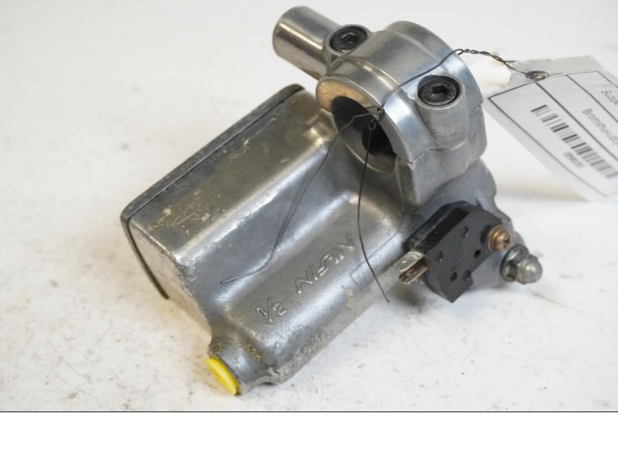 Höger sida på Bromshuvudcylinder från en Suzuki VZ 800 -1997 motorcykel.