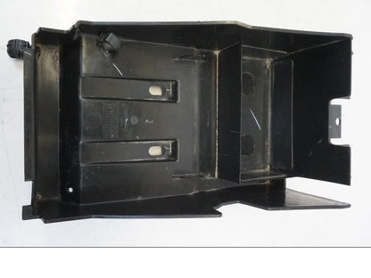 Baksidan på Batterihållare från en Kawasaki NINJA 400 -2020 motorcykel.