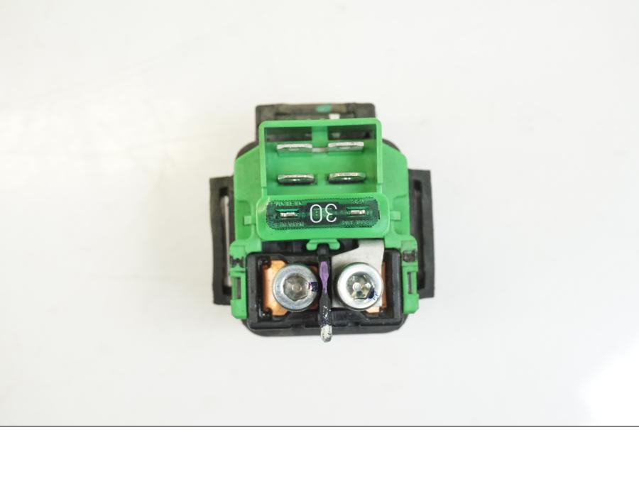 Höger sida på Startrelä från en Honda CB 650 F Hornet -2017 motorcykel.