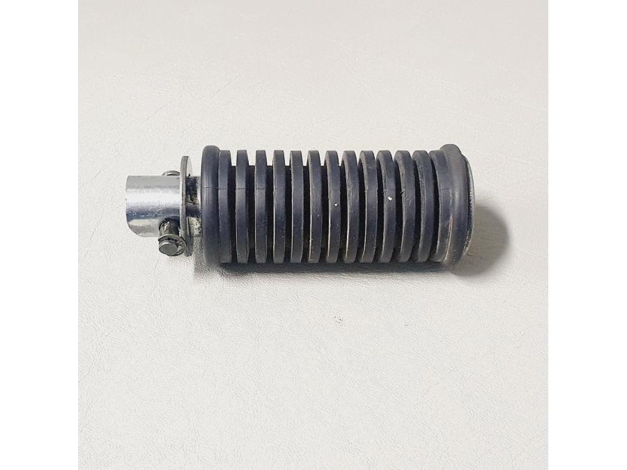 Framsidan på Fotpinne från en Suzuki VL 800 -2001 motorcykel.