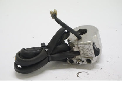 Baksidan på Styrelreglage från en Suzuki VZ 800 -1998 motorcykel.