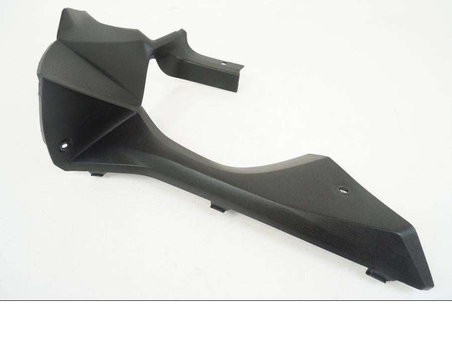 Snett uppifrån på Instrumentpanelkåpa från en Kawasaki ER-6F -2016 motorcykel.